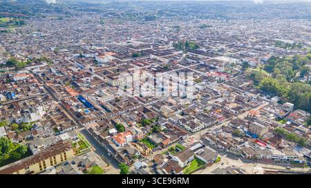 Superbe vue aérienne de Popayan, Colombie, mettant en valeur son architecture historique et son aménagement urbain expansif. Banque D'Images