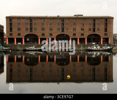 Entrepôts et bateaux Royal Albert Dock sur l'eau plate, Liverpool Banque D'Images