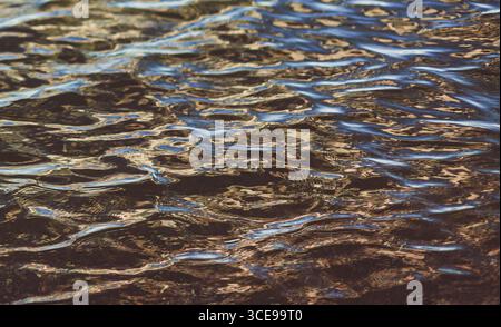 eau avec des ondulations sur la surface. texture de la surface de l'eau avec des vagues Banque D'Images