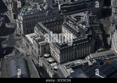 Vue aérienne de la Banque d'Angleterre sur Threadneedle Street, City of London, Londres UK - vue depuis la plate-forme d'observation au 8 Bishopsgate Banque D'Images