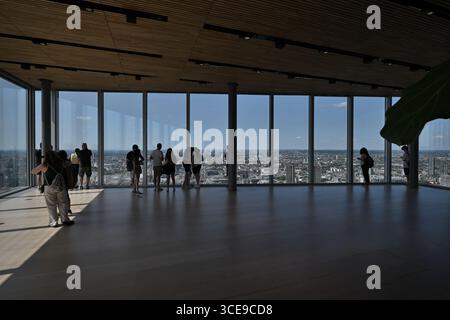 Visiteurs regardant la ligne d'horizon de Londres depuis la plate-forme d'observation Lookout au 8 Bishopsgate - Londres Royaume-Uni Banque D'Images