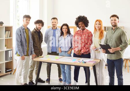 Portrait de groupe de l'équipe multinationale des entreprises travaillant dans Office Banque D'Images