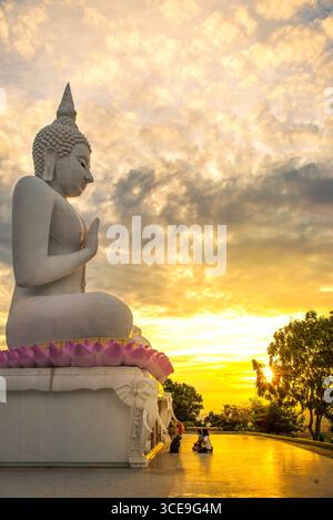 L'image de Bouddha est le ventre sombre avec une lumière jaune Banque D'Images