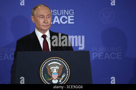 Le président AMÉRICAIN Donald Trump et son homologue russe Vladimir Poutine tiennent une conférence de presse conjointe le président américain Donald Trump et son homologue russe Vladimir Poutine tiennent une conférence de presse conjointe après leurs entretiens critiques en Alaska vendredi, visant à mettre fin à la guerre de plus de trois ans du Kremlin contre l Ukraine à Anchorage, Alaska, États-Unis, le 15 août 2025. Photo par le président de Russie Office apaimages. Alaska Alaska Etats-Unis d'Amérique 160825 USA RPO 1 009 Copyright : xapaimagesxPresidentxofxRussiaxOfficexxapaimagesx Banque D'Images