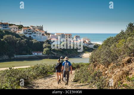 Membres du Portugal randonnée côtière sur le sentier des pêcheurs de Rota Vicentina, dans le sud-ouest de l'Alentejo, Portugal Banque D'Images