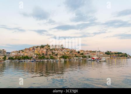 Photo grand angle de la vieille ville et de la forteresse de Kavala s'élevant au-dessus de la baie, avec ses maisons traditionnelles et ses eaux bleues calmes Banque D'Images
