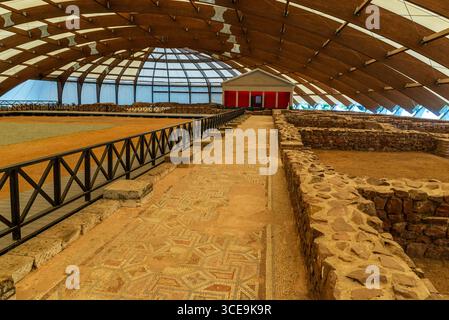 Vue intérieure de la villa romaine à Mediana avec sols en mosaïque préservés et vestiges archéologiques sous toit protecteur Banque D'Images