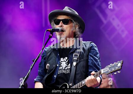Musiker Wolfgang Niedecken mit der Band BAP BEI seinem Konzert auf der Bühne des Bonner KunstRasen. Der KunstRasen in Bonn ist eine sommerliche Konzertreihe mit Open-Air-Konzerten nahe des Rheinufers. Bonn, 16.08.2025 NRW Deutschland *** musicien Wolfgang Niedecken avec le groupe BAP à son concert sur la scène de la pelouse artistique de Bonn la pelouse artistique de Bonn est une série de concerts d'été avec des concerts en plein air près des rives du Rhin Bonn, 16 08 2025 NRW Allemagne Copyright : xChristophxHardtx Banque D'Images