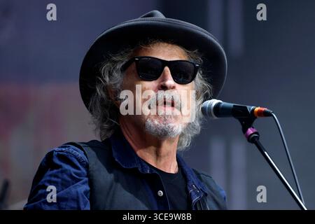 Musiker Wolfgang Niedecken mit der Band BAP BEI seinem Konzert auf der Bühne des Bonner KunstRasen. Der KunstRasen in Bonn ist eine sommerliche Konzertreihe mit Open-Air-Konzerten nahe des Rheinufers. Bonn, 16.08.2025 NRW Deutschland *** musicien Wolfgang Niedecken avec le groupe BAP à son concert sur la scène de la pelouse artistique de Bonn la pelouse artistique de Bonn est une série de concerts d'été avec des concerts en plein air près des rives du Rhin Bonn, 16 08 2025 NRW Allemagne Copyright : xChristophxHardtx Banque D'Images