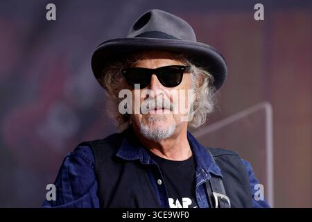Musiker Wolfgang Niedecken mit der Band BAP BEI seinem Konzert auf der Bühne des Bonner KunstRasen. Der KunstRasen in Bonn ist eine sommerliche Konzertreihe mit Open-Air-Konzerten nahe des Rheinufers. Bonn, 16.08.2025 NRW Deutschland *** musicien Wolfgang Niedecken avec le groupe BAP à son concert sur la scène de la pelouse artistique de Bonn la pelouse artistique de Bonn est une série de concerts d'été avec des concerts en plein air près des rives du Rhin Bonn, 16 08 2025 NRW Allemagne Copyright : xChristophxHardtx Banque D'Images