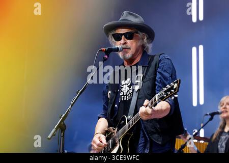 Musiker Wolfgang Niedecken mit der Band BAP BEI seinem Konzert auf der Bühne des Bonner KunstRasen. Der KunstRasen in Bonn ist eine sommerliche Konzertreihe mit Open-Air-Konzerten nahe des Rheinufers. Bonn, 16.08.2025 NRW Deutschland *** musicien Wolfgang Niedecken avec le groupe BAP à son concert sur la scène de la pelouse artistique de Bonn la pelouse artistique de Bonn est une série de concerts d'été avec des concerts en plein air près des rives du Rhin Bonn, 16 08 2025 NRW Allemagne Copyright : xChristophxHardtx Banque D'Images