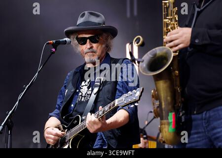 Musiker Wolfgang Niedecken mit der Band BAP BEI seinem Konzert auf der Bühne des Bonner KunstRasen. Der KunstRasen in Bonn ist eine sommerliche Konzertreihe mit Open-Air-Konzerten nahe des Rheinufers. Bonn, 16.08.2025 NRW Deutschland *** musicien Wolfgang Niedecken avec le groupe BAP à son concert sur la scène de la pelouse artistique de Bonn la pelouse artistique de Bonn est une série de concerts d'été avec des concerts en plein air près des rives du Rhin Bonn, 16 08 2025 NRW Allemagne Copyright : xChristophxHardtx Banque D'Images