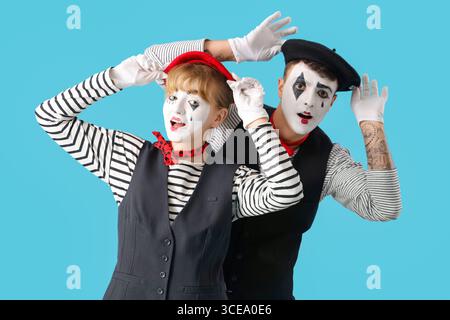 Couple de pantomimistes sur fond bleu Banque D'Images