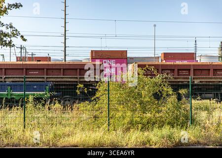 Berlin, Berlin, Allemagne. 16 août 2025. Les conteneurs des géants du transport maritime ONE et Maersk sont empilés dans le port de Westhafen de Berlin le samedi 16 août 2025, un rappel du rôle de l'Allemagne en tant que plaque tournante logistique à une époque où les tensions commerciales transatlantiques s'intensifient. À proximité, des voitures circulaient le long de l'A100 Stadtautobahn, la principale liaison autoroutière de la ville pour le fret. L'économie allemande axée sur les exportations a subi une pression renouvelée après que le président américain Donald Trump a imposé des tarifs douaniers considérables sur les produits européens cet été. L'Union européenne a accepté un accord commercial de dernière minute fin juillet qui fixait un prélèvement de 15 % sur MOST Banque D'Images