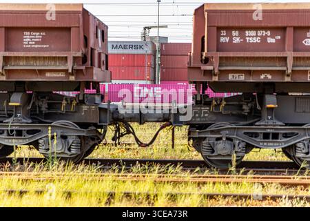 Berlin, Berlin, Allemagne. 16 août 2025. Les conteneurs des géants du transport maritime ONE et Maersk sont empilés dans le port de Westhafen de Berlin le samedi 16 août 2025, un rappel du rôle de l'Allemagne en tant que plaque tournante logistique à une époque où les tensions commerciales transatlantiques s'intensifient. À proximité, des voitures circulaient le long de l'A100 Stadtautobahn, la principale liaison autoroutière de la ville pour le fret. L'économie allemande axée sur les exportations a subi une pression renouvelée après que le président américain Donald Trump a imposé des tarifs douaniers considérables sur les produits européens cet été. L'Union européenne a accepté un accord commercial de dernière minute fin juillet qui fixait un prélèvement de 15 % sur MOST Banque D'Images