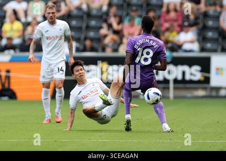Swansea, Royaume-Uni. 16 août 2025. Jisung EOM de Swansea City (l) et Djibril Soumare de Sheffield Utd en action. EFL Skybet championnat match, Swansea City v Sheffield Utd au stade Swansea.com de Swansea, pays de Galles le samedi 16 août 2025. Cette image ne peut être utilisée qu'à des fins éditoriales. Usage éditorial exclusif, photo par Andrew Orchard/Andrew Orchard photographie sportive/Alamy Live News crédit : Andrew Orchard photographie sportive/Alamy Live News Banque D'Images