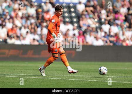 Swansea, Royaume-Uni. 16 août 2025. Michael Cooper, le gardien de but de Sheffield Utd en action. EFL Skybet championnat match, Swansea City v Sheffield Utd au stade Swansea.com de Swansea, pays de Galles le samedi 16 août 2025. Cette image ne peut être utilisée qu'à des fins éditoriales. Usage éditorial exclusif, photo par Andrew Orchard/Andrew Orchard photographie sportive/Alamy Live News crédit : Andrew Orchard photographie sportive/Alamy Live News Banque D'Images