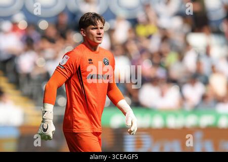 Swansea, Royaume-Uni. 16 août 2025. Michael Cooper, le gardien de Sheffield Utd regarde. EFL Skybet championnat match, Swansea City v Sheffield Utd au stade Swansea.com de Swansea, pays de Galles le samedi 16 août 2025. Cette image ne peut être utilisée qu'à des fins éditoriales. Usage éditorial exclusif, photo par Andrew Orchard/Andrew Orchard photographie sportive/Alamy Live News crédit : Andrew Orchard photographie sportive/Alamy Live News Banque D'Images