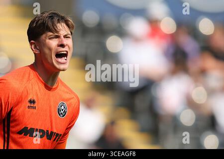 Swansea, Royaume-Uni. 16 août 2025. Michael Cooper, le gardien de Sheffield Utd regarde. EFL Skybet championnat match, Swansea City v Sheffield Utd au stade Swansea.com de Swansea, pays de Galles le samedi 16 août 2025. Cette image ne peut être utilisée qu'à des fins éditoriales. Usage éditorial exclusif, photo par Andrew Orchard/Andrew Orchard photographie sportive/Alamy Live News crédit : Andrew Orchard photographie sportive/Alamy Live News Banque D'Images