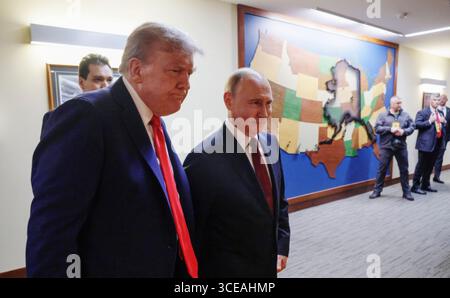 Anchorage, États-Unis. 15 août 2025. Le président russe Vladimir Poutine, à droite, et le président américain Donald Trump, à gauche, marchent ensemble à une conférence de presse conjointe suite à leur réunion au sommet à la base conjointe Elmendorf-Richardson, le 15 août 2025 à Anchorage, Alaska, États-Unis. Crédit : Gavriil Grigorov/Kremlin Pool/Alamy Live News Banque D'Images