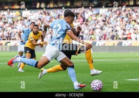 Rico Lewis de Manchester City en action avec le ballon lors du match de premier League entre Wolverhampton Wanderers et Manchester City à Molineux, Wolverhampton le samedi 16 août 2025. (Photo : Stuart Leggett | mi News) crédit : MI News & Sport /Alamy Live News Banque D'Images