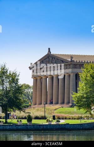 Lac Watauga en premier plan d'une réplique du Parthénon au parc Centennial, Nashville, Davidson County, California, USA Banque D'Images