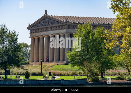 Lac Watauga en premier plan d'une réplique du Parthénon au parc Centennial, Nashville, Davidson County, California, USA Banque D'Images