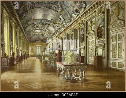 PARIS VINTAGE HISTORIQUE le Louvre, un intérieur Photochrom vintage vue de la galerie au sein du Louvre Paris France. : Photochrom, couleur. 1890 et ca. 1900. Paris France Banque D'Images