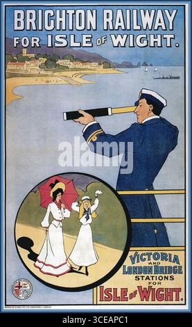 Affiche de voyage ferroviaire vintage des années 1900 annonçant le service du Brighton Railway vers l'île de Wight. L'affiche, imprimée vers 1910 par Waterlow and sons Limited, représente un marin avec un télescope et deux femmes habillées à la mode, invitant les voyageurs à une escapade en bord de mer. Il met en évidence la connexion entre les stations Victoria et London Bridge et l'île de Wight. L'affiche sert de publicité historique pour le London, Brighton and South Coast Railway (LBSCR). Banque D'Images
