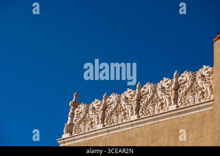 Façade du Lensic Performing Arts Center dans le style architectural de la Renaissance espagnole pseudo-mauresque, Santa Fe, comté de Santa Fe, Nouveau-Mexique, États-Unis Banque D'Images