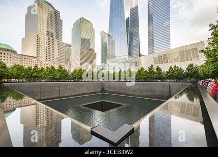 911 South Tower extérieure à l'échelle nationale 11 septembre Memorial & Museum, New York, NY, USA Banque D'Images