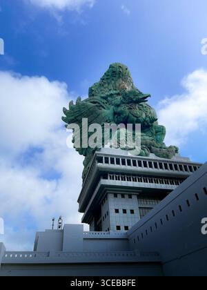 Statue de Garuda Wisnu Kencana à Bali, en Indonésie, un monument culturel monumental sous un ciel bleu vif. Banque D'Images