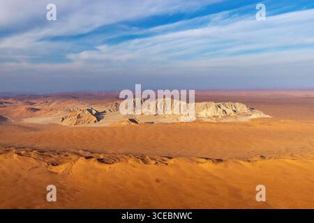 Vue aérienne d'anciennes dunes de sable dans le parc national Namib-Naukluft, Namibie, Afrique Banque D'Images