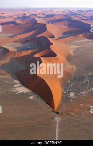Vue aérienne d'anciennes dunes de sable dans le parc national Namib-Naukluft, Namibie, Afrique Banque D'Images