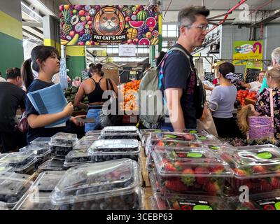 Les gens qui font du shopping à Rusty's Market, Cairns, Queensland, Australie. Pas DE MR ou PR Banque D'Images