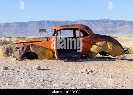 Voiture abandonnée en solitaire, Khomas Region, la Namibie, l'Afrique Banque D'Images