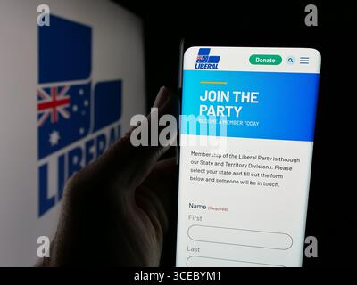 Allemagne. 01 août 2025. Dans cette illustration photo, une personne tient un smartphone avec la page web du Parti libéral australien sur l'écran devant le logo. Crédit : SOPA images Limited/Alamy Live News Banque D'Images
