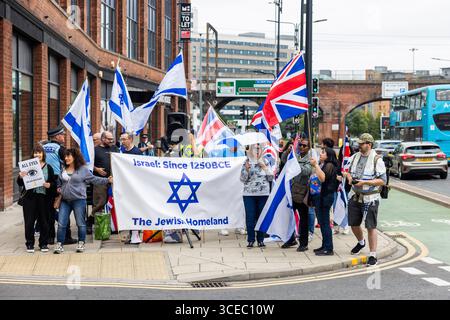 Leeds, Royaume-Uni. 16 AOÛT 2025. Un petit groupe de contre-manifestants pro-israéliens chantent contre la partie adverse alors qu'environ 600 personnes assistaient à la marche des Nordistes pour la Palestine dans le centre de Leeds. Depuis le point de départ sur la place Saint-Pierre, la marche principale emprunta un itinéraire sinueux à travers le centre-ville, allumant des fusées éclairantes et arrêtant brièvement la circulation à l'extérieur de plusieurs endroits. Crédit Milo Chandler/Alamy Live News Banque D'Images