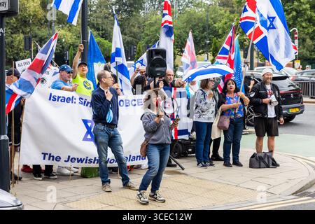 Leeds, Royaume-Uni. 16 AOÛT 2025. Un petit groupe de contre-manifestants pro-israéliens chantent contre la partie adverse alors qu'environ 600 personnes assistaient à la marche des Nordistes pour la Palestine dans le centre de Leeds. Depuis le point de départ sur la place Saint-Pierre, la marche principale emprunta un itinéraire sinueux à travers le centre-ville, allumant des fusées éclairantes et arrêtant brièvement la circulation à l'extérieur de plusieurs endroits. Crédit Milo Chandler/Alamy Live News Banque D'Images