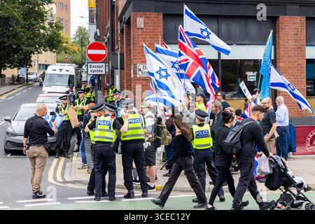 Leeds, Royaume-Uni. 16 AOÛT 2025. Un petit groupe de contre-manifestants pro-israéliens chantent contre la partie adverse alors qu'environ 600 personnes assistaient à la marche des Nordistes pour la Palestine dans le centre de Leeds. Depuis le point de départ sur la place Saint-Pierre, la marche principale emprunta un itinéraire sinueux à travers le centre-ville, allumant des fusées éclairantes et arrêtant brièvement la circulation à l'extérieur de plusieurs endroits. Crédit Milo Chandler/Alamy Live News Banque D'Images