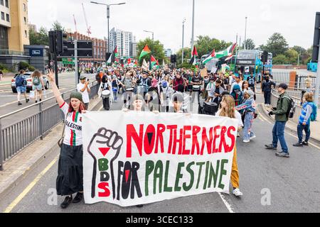 Leeds, Royaume-Uni. 16 AOÛT 2025. Les gens marchent derrière la bannière "Northerners for Palestine" alors qu'environ 600 personnes ont assisté à la "Northerners march for Palestine" dans le centre de Leeds. Avec une petite contre-manifestation pro-israélienne au point de départ sur la place Saint-Pierre, la marche principale a emprunté un itinéraire sinueux à travers le centre-ville, allumant des fusées éclairantes et arrêtant brièvement la circulation à l'extérieur de plusieurs endroits. Crédit Milo Chandler/Alamy Live News Banque D'Images