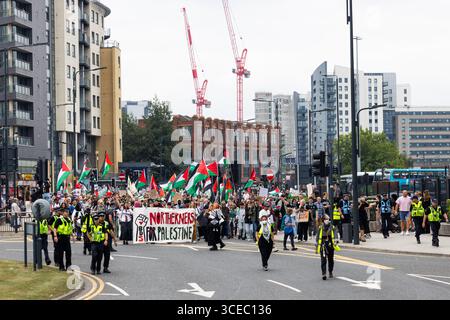 Leeds, Royaume-Uni. 16 AOÛT 2025. Les gens marchent derrière la bannière "Northerners for Palestine" alors qu'environ 600 personnes ont assisté à la "Northerners march for Palestine" dans le centre de Leeds. Avec une petite contre-manifestation pro-israélienne au point de départ sur la place Saint-Pierre, la marche principale a emprunté un itinéraire sinueux à travers le centre-ville, allumant des fusées éclairantes et arrêtant brièvement la circulation à l'extérieur de plusieurs endroits. Crédit Milo Chandler/Alamy Live News Banque D'Images