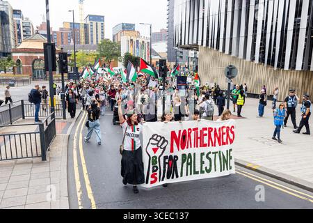 Leeds, Royaume-Uni. 16 AOÛT 2025. Les gens marchent derrière la bannière "Northerners for Palestine" alors qu'environ 600 personnes ont assisté à la "Northerners march for Palestine" dans le centre de Leeds. Avec une petite contre-manifestation pro-israélienne au point de départ sur la place Saint-Pierre, la marche principale a emprunté un itinéraire sinueux à travers le centre-ville, allumant des fusées éclairantes et arrêtant brièvement la circulation à l'extérieur de plusieurs endroits. Crédit Milo Chandler/Alamy Live News Banque D'Images