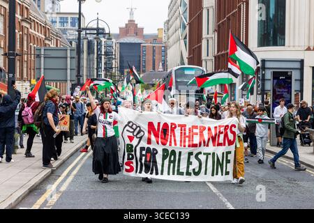 Leeds, Royaume-Uni. 16 AOÛT 2025. Les gens marchent derrière la bannière "Northerners for Palestine" alors qu'environ 600 personnes ont assisté à la "Northerners march for Palestine" dans le centre de Leeds. Avec une petite contre-manifestation pro-israélienne au point de départ sur la place Saint-Pierre, la marche principale a emprunté un itinéraire sinueux à travers le centre-ville, allumant des fusées éclairantes et arrêtant brièvement la circulation à l'extérieur de plusieurs endroits. Crédit Milo Chandler/Alamy Live News Banque D'Images
