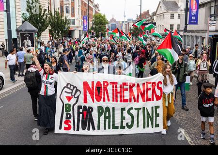 Leeds, Royaume-Uni. 16 AOÛT 2025. Les gens marchent derrière la bannière "Northerners for Palestine" alors qu'environ 600 personnes ont assisté à la "Northerners march for Palestine" dans le centre de Leeds. Avec une petite contre-manifestation pro-israélienne au point de départ sur la place Saint-Pierre, la marche principale a emprunté un itinéraire sinueux à travers le centre-ville, allumant des fusées éclairantes et arrêtant brièvement la circulation à l'extérieur de plusieurs endroits. Crédit Milo Chandler/Alamy Live News Banque D'Images