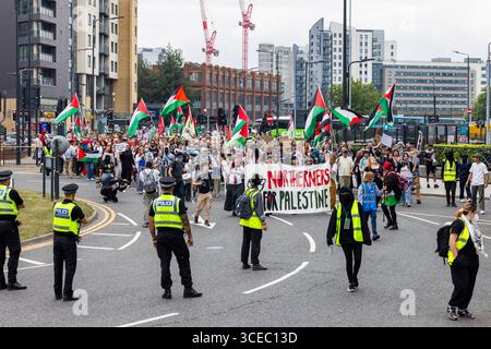 Leeds, Royaume-Uni. 16 AOÛT 2025. Les gens marchent derrière la bannière "Northerners for Palestine" alors qu'environ 600 personnes ont assisté à la "Northerners march for Palestine" dans le centre de Leeds. Avec une petite contre-manifestation pro-israélienne au point de départ sur la place Saint-Pierre, la marche principale a emprunté un itinéraire sinueux à travers le centre-ville, allumant des fusées éclairantes et arrêtant brièvement la circulation à l'extérieur de plusieurs endroits. Crédit Milo Chandler/Alamy Live News Banque D'Images