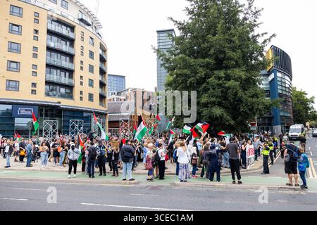 Leeds, Royaume-Uni. 16 AOÛT 2025. Les manifestants se rassemblent alors qu'environ 600 personnes ont assisté à la « marche des Northerners pour la Palestine » dans le centre de Leeds. Avec une petite contre-manifestation pro-israélienne au point de départ sur la place Saint-Pierre, la marche principale a emprunté un itinéraire sinueux à travers le centre-ville, allumant des fusées éclairantes et arrêtant brièvement la circulation à l'extérieur de plusieurs endroits. Une arrestation a été faite pour un signe interdit. Crédit Milo Chandler/Alamy Live News Banque D'Images