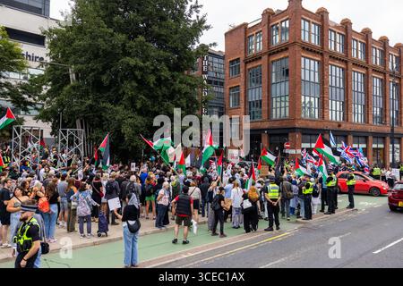 Leeds, Royaume-Uni. 16 AOÛT 2025. Les manifestants se rassemblent alors qu'environ 600 personnes ont assisté à la « marche des Northerners pour la Palestine » dans le centre de Leeds. Avec une petite contre-manifestation pro-israélienne au point de départ sur la place Saint-Pierre, la marche principale a emprunté un itinéraire sinueux à travers le centre-ville, allumant des fusées éclairantes et arrêtant brièvement la circulation à l'extérieur de plusieurs endroits. Une arrestation a été faite pour un signe interdit. Crédit Milo Chandler/Alamy Live News Banque D'Images