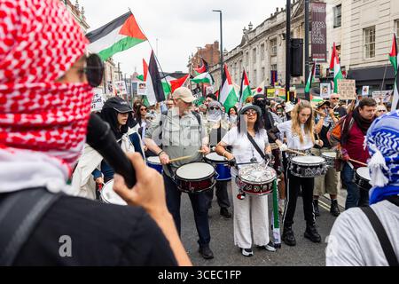 Leeds, Royaume-Uni. 16 AOÛT 2025. Les batteurs marchent alors qu'environ 600 personnes ont assisté à la 'Northerners march for Palestine' dans Central Leeds. Avec une petite contre-manifestation pro-israélienne au point de départ sur la place Saint-Pierre, la marche principale a emprunté un itinéraire sinueux à travers le centre-ville, allumant des fusées éclairantes et arrêtant brièvement la circulation à l'extérieur de plusieurs endroits. Une arrestation a été faite pour un signe interdit. Crédit Milo Chandler/Alamy Live News Banque D'Images