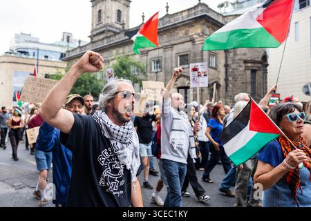 Leeds, Royaume-Uni. 16 AOÛT 2025. L'homme chante alors qu'environ 600 personnes assistaient à la 'marche des Northerners pour la Palestine' dans le centre de Leeds. Avec une petite contre-manifestation pro-israélienne au point de départ sur la place Saint-Pierre, la marche principale a emprunté un itinéraire sinueux à travers le centre-ville, allumant des fusées éclairantes et arrêtant brièvement la circulation à l'extérieur de plusieurs endroits. Une arrestation a été faite pour un signe interdit. Crédit Milo Chandler/Alamy Live News Banque D'Images
